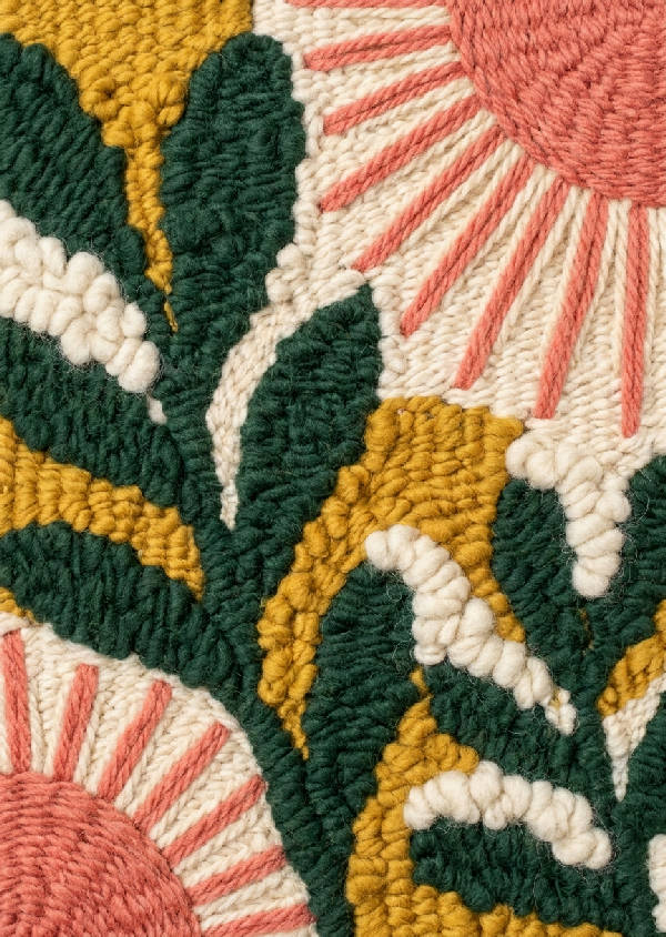 Abstrakt illustration i textilkonststil som efterliknar en tjock tuftad ullvävnad med botaniska former och solstrålar i grönt, senapsgult, korallrosa och benvitt.