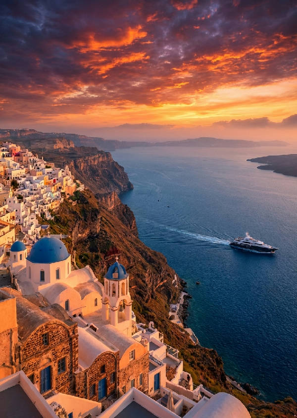 Hyperrealistiskt fotografi av en solnedgång över Santorini med vitkalkade byggnader, blå kupoler och en lyxyacht i Egeiska havet.