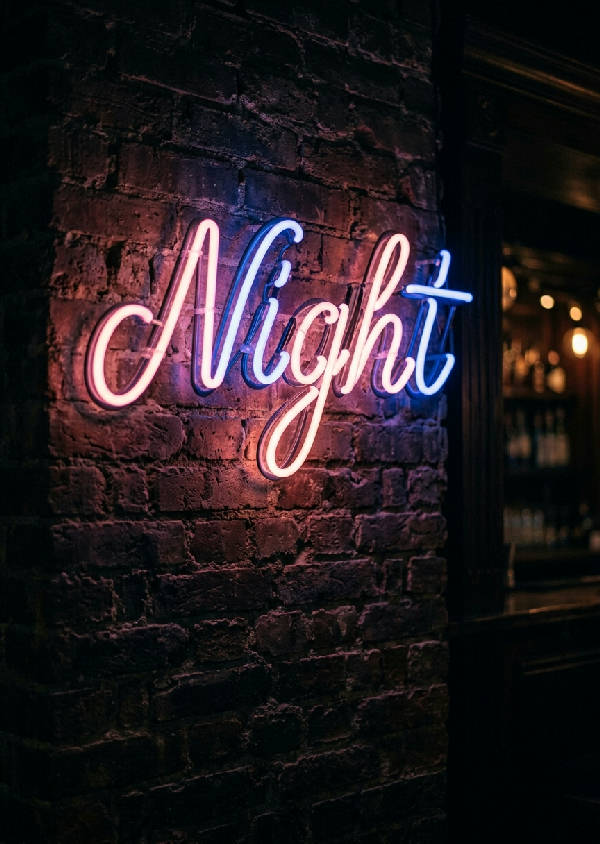 Fotografisk bild av en upplyst neonskylt med ordet "NIGHT" i lysande lila bokstäver mot en mörk bakgrund i porträttformat.