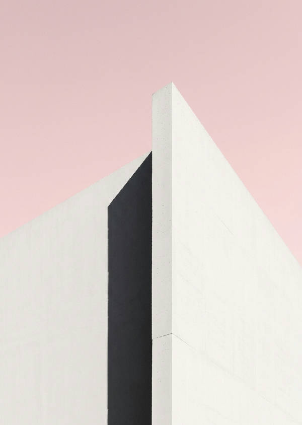 En hög, vit modern byggnad med rena linjer sträcker sig mot en mjukt rosa himmel. Minimalistisk arkitektur i porträttformat.