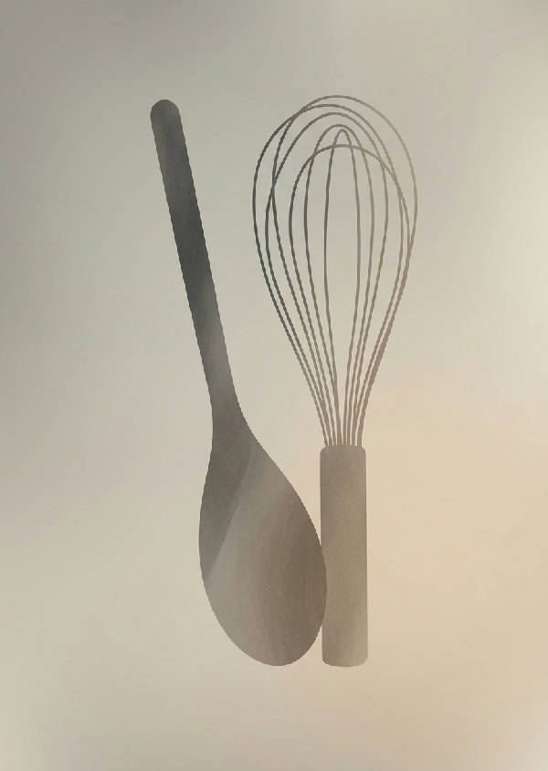 Minimalistisk poster som visar en serie klassiska köksredskap som vispar, slevar och spatlar i dämpade grå och vita nyanser på en ljus bakgrund.