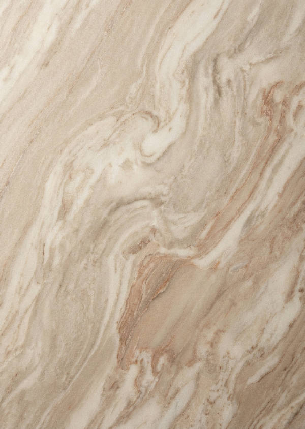 Närbild av hyperrealistisk marmortextur med eleganta ådror i mjuk beige, grädde och subtila terrakottatoner, med taktilt djup.