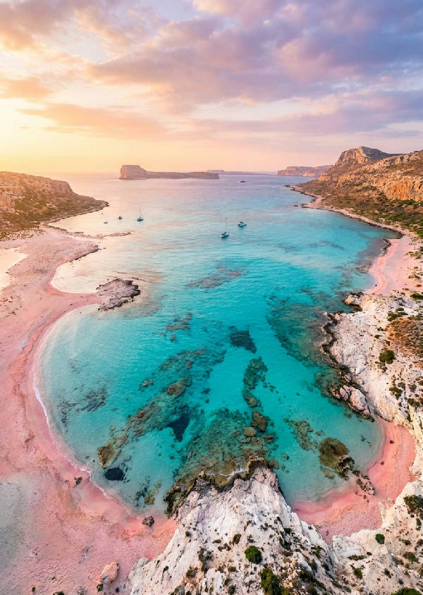 Hyperrealistisk vidvinkelvy av Balos Lagoon på Kreta vid solnedgången, med turkost vatten, rosa sandstränder och vita klippor under en pastellfärgad himmel