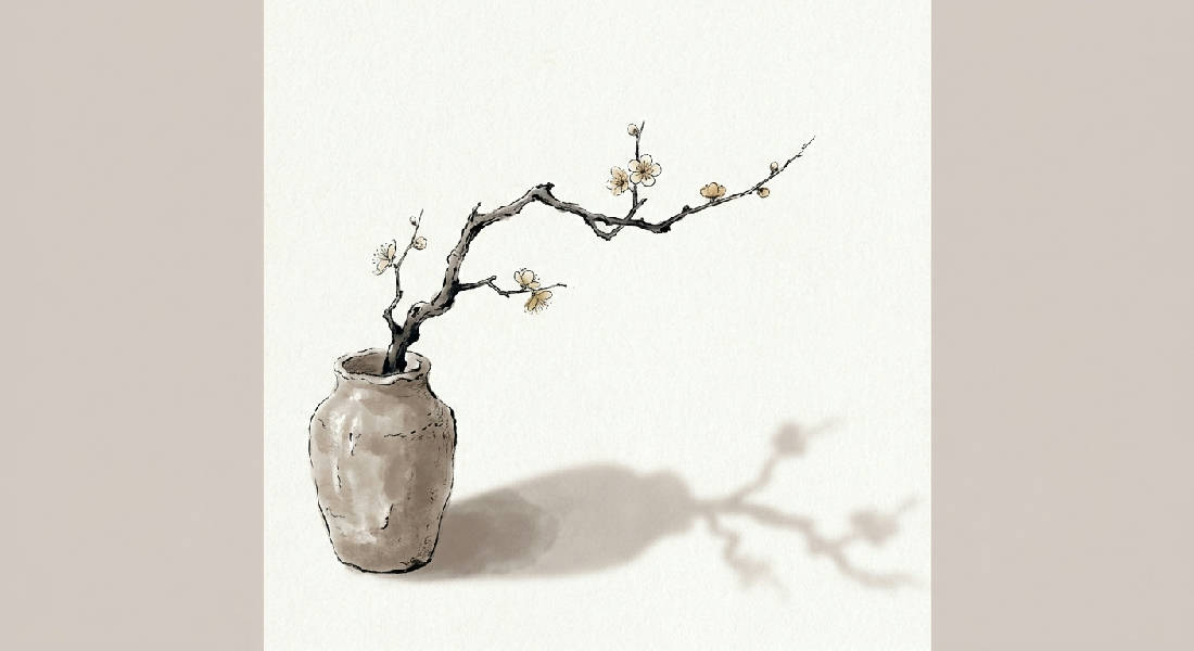 Detaljerad illustration av en ensam, elegant böjd torr plommonblomsgren i en oglaserad keramikvas i wabi-sabi-stil med mjuk skugga på en enfärgad bakgrund.