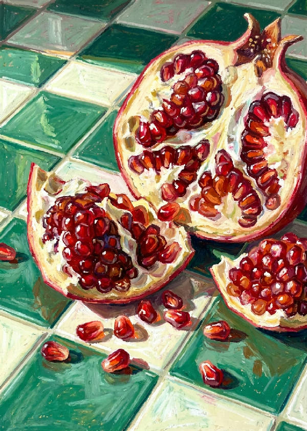 Närbild av ett spräckt granatäpple med glänsande, juvellika frön som spiller ut över en grön-vit rutig bänkskiva. Starkt morgonljus skapar dynamiska högdagrar på fröna.