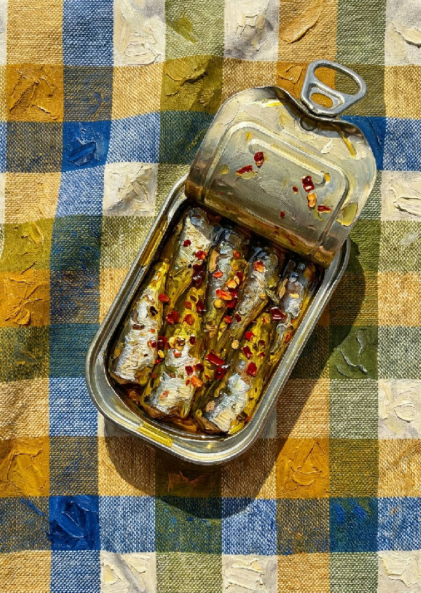 Oljemålning av en öppen sardinburk innehållande fisk i olivolja med röda chiliflakes på rutig duk