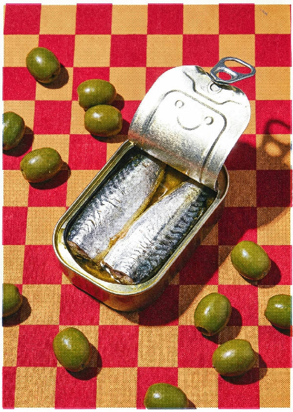 Färgstark risograf-affisch med en öppen burk silvermakrill och gröna oliver på en rutig duk.