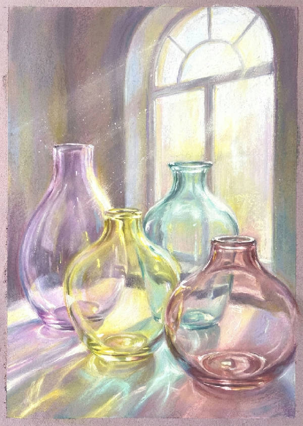Pastellteckning av genomskinliga, organiskt formade glasvaser som bryter solljus. Lila, gul, turkos, gammelrosa toner.