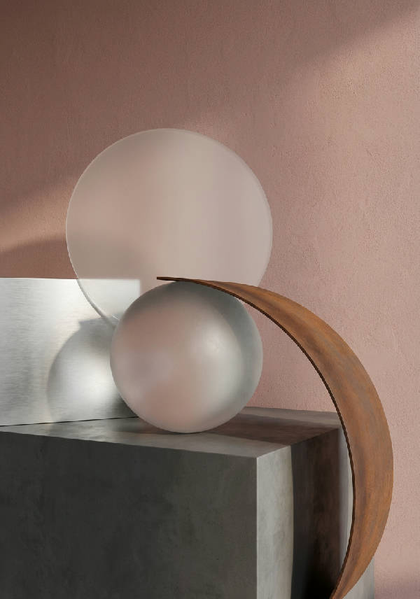 Närbild av ett abstrakt konstverk med flytande former och subtila färgskiftningar i vitt och ljusa nyanser, med en känsla av lugn och modern minimalism.