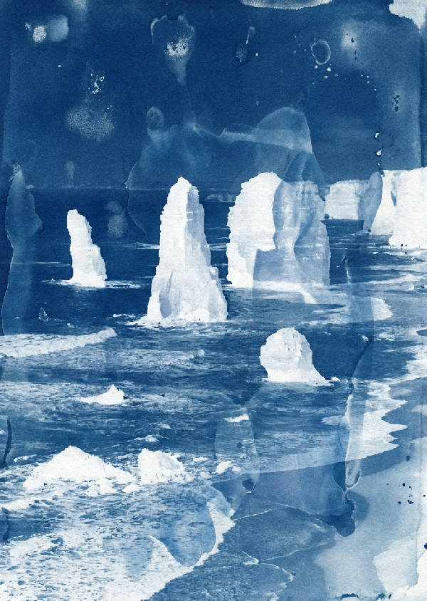 Kargt kustlandskap cyanotyptryck. Höga havsklippor, havsvågor. Djupblå, vita, indigofärgade silhuetter, organisk textur.