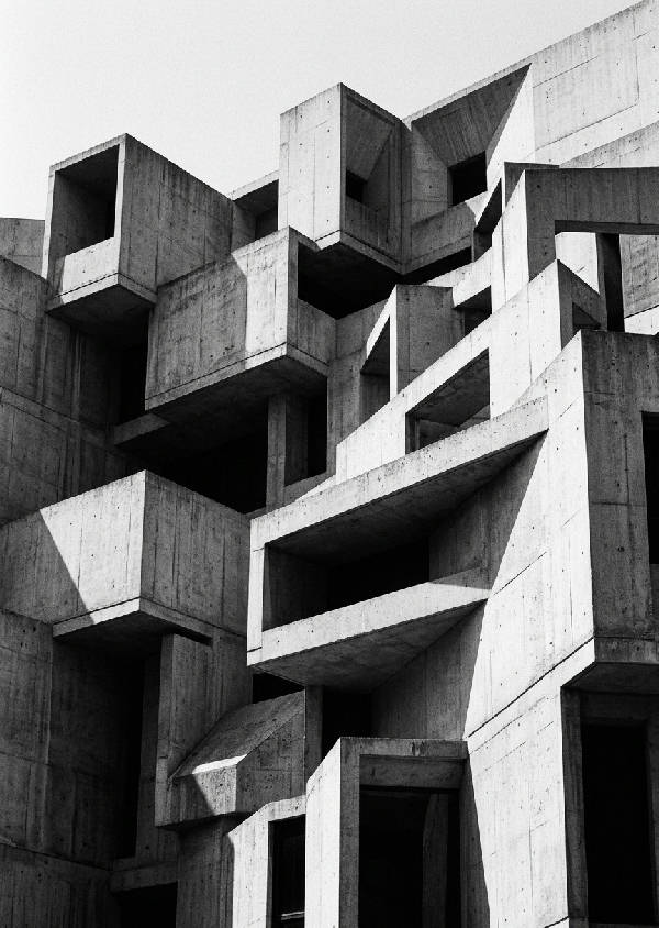 Stående svartvit affisch med minimalistisk geometrisk arkitektur, skarpa svarta skuggor och raka linjer.
